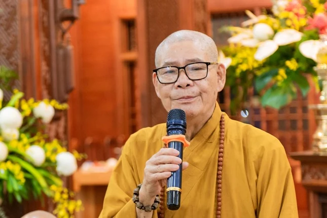 Hòa thượng Đường đầu Thích Châu Quang giáo giới đến giới tử tại gia