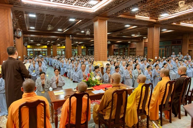 Gần 1.000 giới tử Thập Thiện và Bồ-tát giới