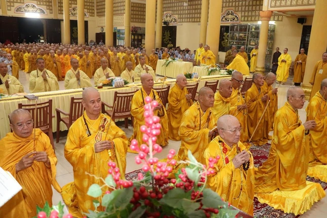 Chư tôn đức giáo phẩm Hội đồng Giới sư niêm hương bạch Phật, đảnh lễ Tam bảo