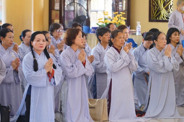 Phật tử phát tâm thọ giới Thập Thiện