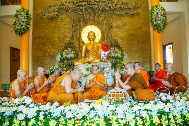 Chư Tăng thực hiện nghi thức thọ y