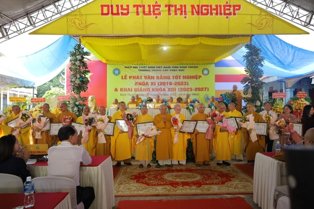 Trao Bằng tuyên dương công đức đến chư vị giáo thọ