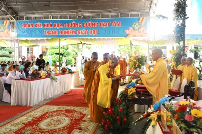 Ban Giám hiệu trao Bằng tốt nghiệp cho hơn 50 Tăng Ni sinh khóa XI