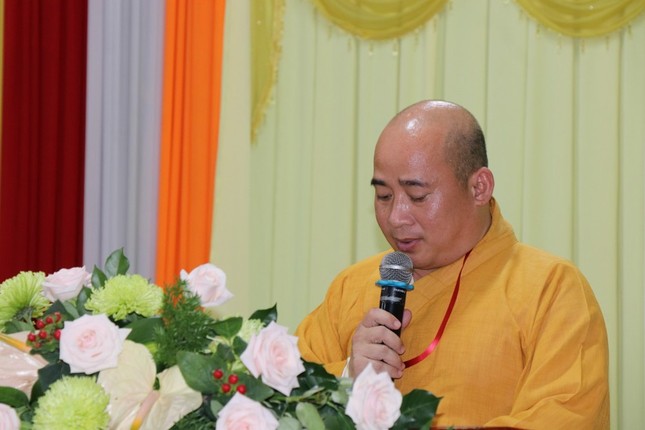 Đại đức Thích Trí Thuận báo cáo khóa an cư kiết Đông