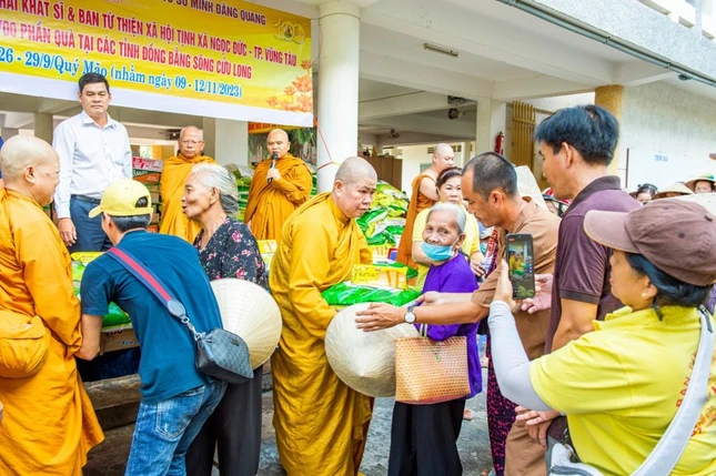 Đoàn trao quà tại Vĩnh Long Đoàn trao quà tại Vĩnh Long
