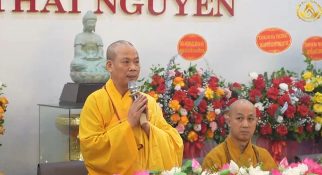 Thượng tọa Thích Nguyên Thành chủ trì buổi họp Thượng tọa Thích Nguyên Thành chủ trì buổi họp