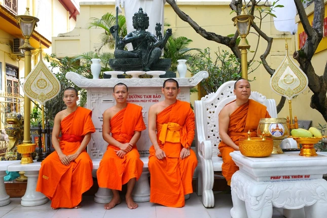 Đại đức Thích Pháp Hiếu và các nhà sư sinh viên Lào