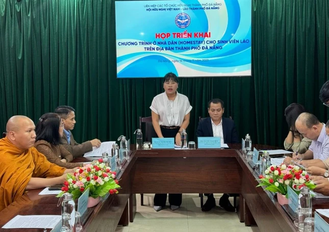 Bà Đinh Thị Thanh Trúc, Phó Chủ tịch Hội hữu nghị Việt Nam - Lào TP.Đà Nẵng phát biểu