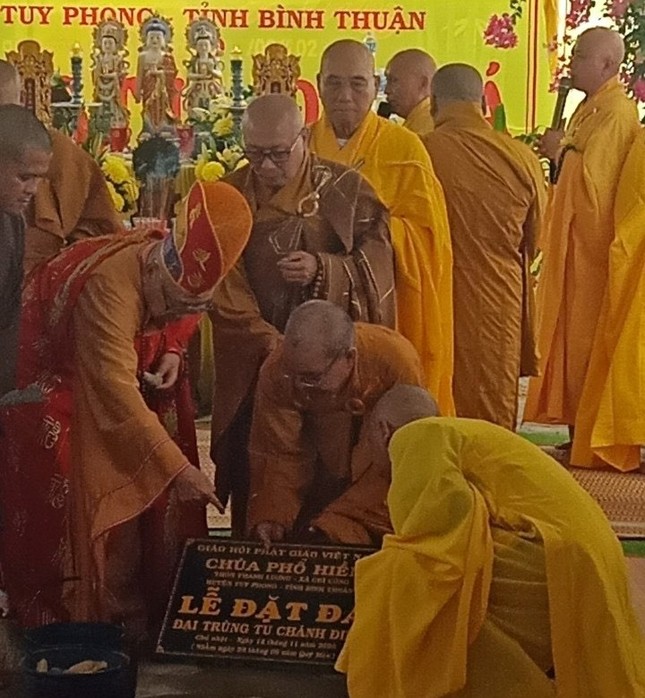 Chư tôn đức đặt đá cho công trình tái thiết chánh điện chùa Phổ Hiền Chư tôn đức đặt đá cho công trình tái thiết chánh điện chùa Phổ Hiền