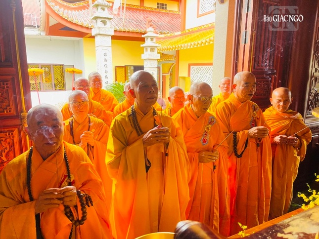 Chư tôn giáo phẩm niêm hương tưởng niệm cố Hòa thượng Thích Toàn Đức