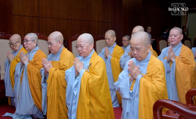 Ni trưởng Thích nữ Như Thảo tác bạch cung thỉnh lời giáo giới của Đức Pháp chủ về công tác tổ chức Giới đàn Ni tại chùa Thanh Tâm