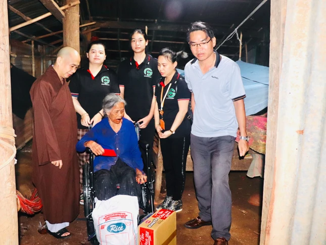 Đại đức Thích Giác Đạo tặng 1 chiếc xe lăn đến bà Thị Thiếp Đại đức Thích Giác Đạo tặng 1 chiếc xe lăn đến bà Thị Thiếp