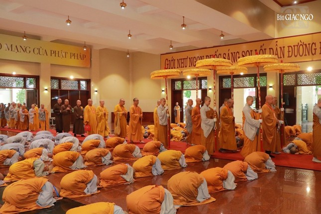 Giới tử cung nghinh Hòa thượng Chánh chủ đàn và Ban Kiến đàn Đại giới đàn Bửu Huệ quang lâm giới trường chùa Thanh Tâm (H.Bình Chánh)