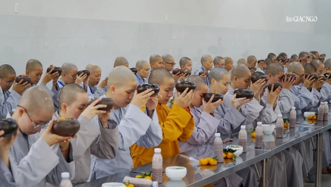 Giới tử cử bát trong khóa quá đường