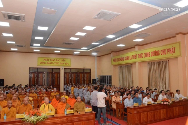 Chư tôn đức Tăng Ni, đại diện lãnh đạo các cơ quan tỉnh và địa phương tham dự