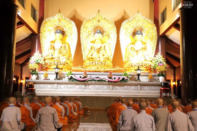 Giới tử tĩnh tọa quán niệm từng hơi thở