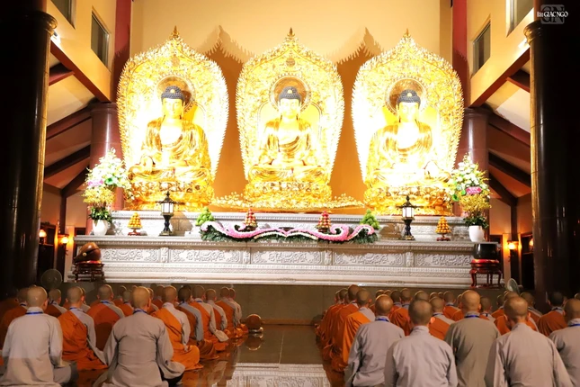 Giới tử tĩnh tọa quán niệm từng hơi thở