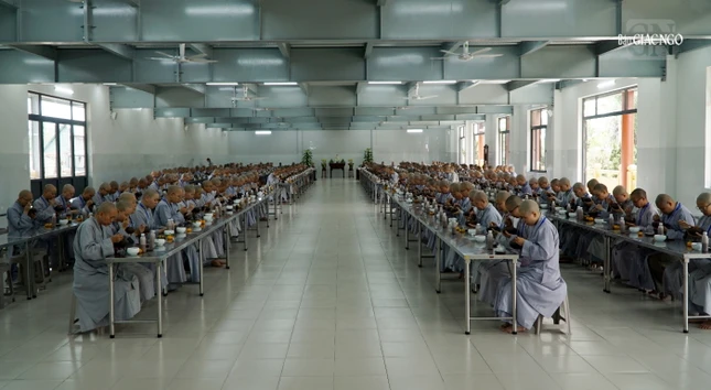 Dùng cơm trong chánh niệm