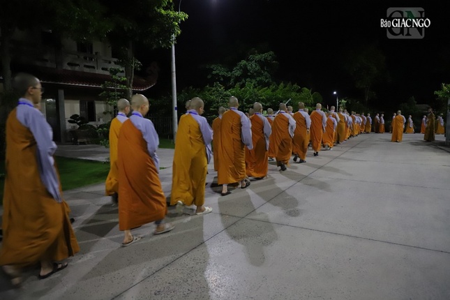 Hô canh niệm Phật, nhiễu Phật trong khuôn viên giới trường giúp giới tử an tịnh