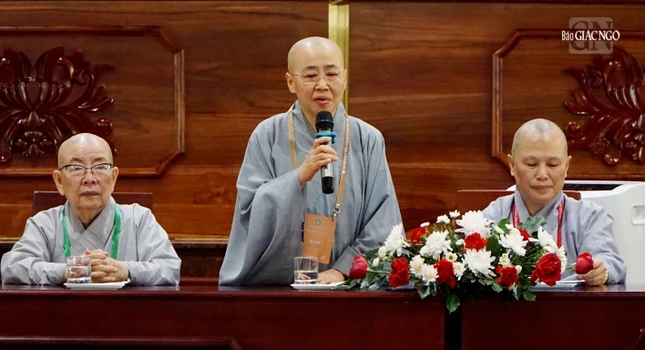 Ni sư Thích nữ Huệ Dâng dạy cách lễ lạy và một số oai nghi của người xuất gia