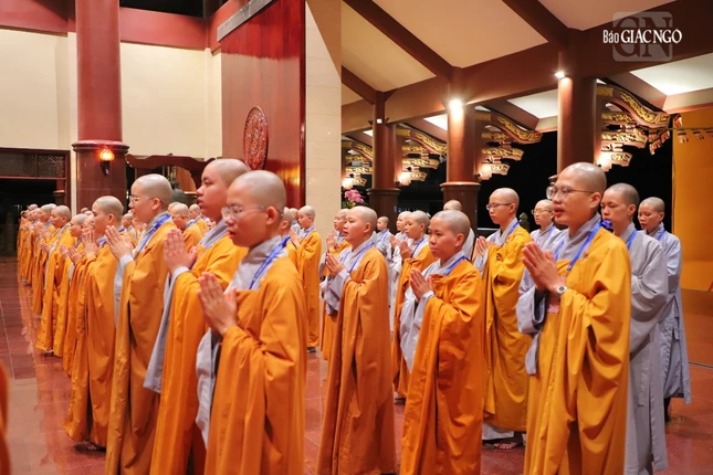 Giới tử được hướng dẫn quay về chánh điện