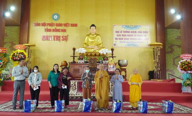 Ban Tổ chức trao quà động viên thân nhân nạn nhân