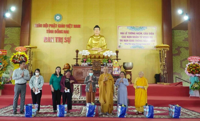 Ban Tổ chức trao quà động viên thân nhân nạn nhân Ban Tổ chức trao quà động viên thân nhân nạn nhân