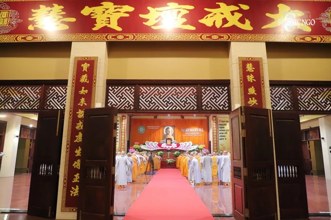 Tại thiền đường chùa Thanh Tâm, lúc 19 giờ 30, giới tử tập trung lắng nghe ý nghĩa của nghi thức hô canh, tuần chiếu