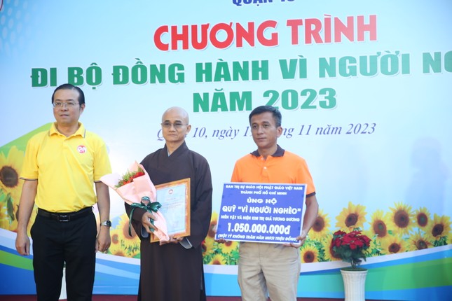 Thượng tọa Thích Thiện Quý tại chương trình Đi bộ đồng hành vì người nghèo năm 2023