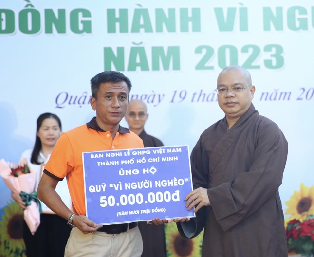 Đại diện Ban Nghi lễ GHPGVN TP.HCM ủng hộ 50 triệu đồng đến chương trình