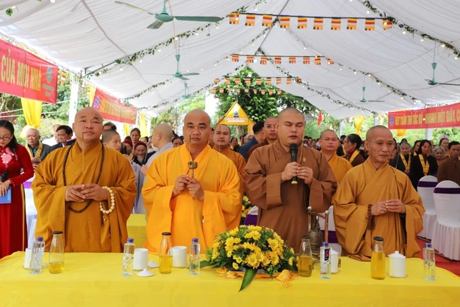 Chư tôn đức cử hành lễ tưởng niệm Chư tôn đức cử hành lễ tưởng niệm