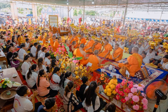 Quang cảnh buổi lễ dâng y Kathina