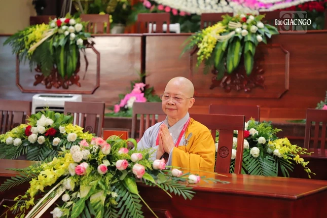 Ni trưởng Thích nữ Như Thảo giáo giới cho giới tử tại giới trường chùa Thanh Tâm