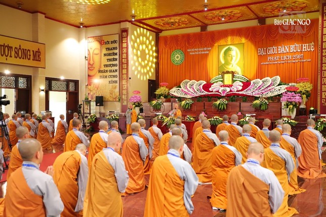 Ni trưởng Thích nữ Hạnh Ngọc cũng giáo giới về các oai nghi của người xuất gia đến giới tử