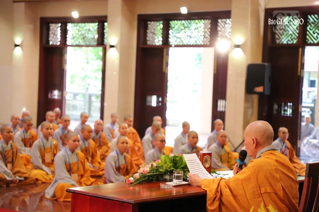 Ni trưởng Thích nữ Hạnh Ngọc giáo giới đến giới tử Ni, nhấn mạnh việc hành trì giới - định - huệ