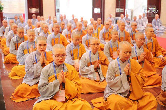 Ni trưởng cũng chia sẻ những kinh nghiệm hành đạo, sinh hoạt tu tập đến giới tử