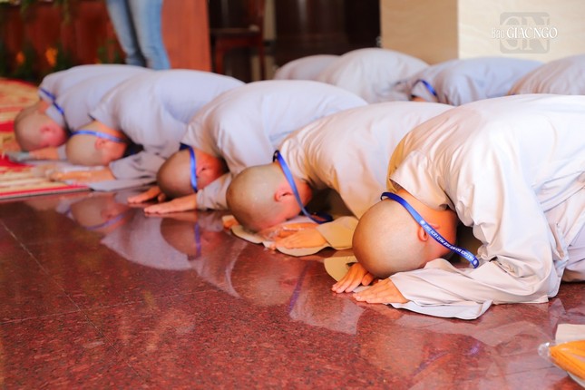 Đảnh lễ chư giới sư Ni