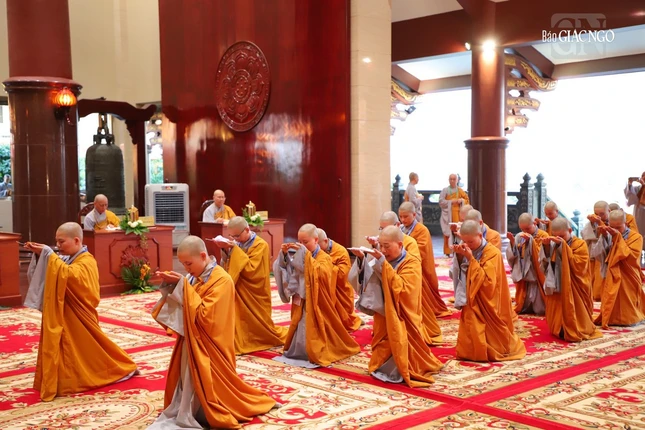 Giới tử Sa-di-ni thọ y và đãy lọc nước