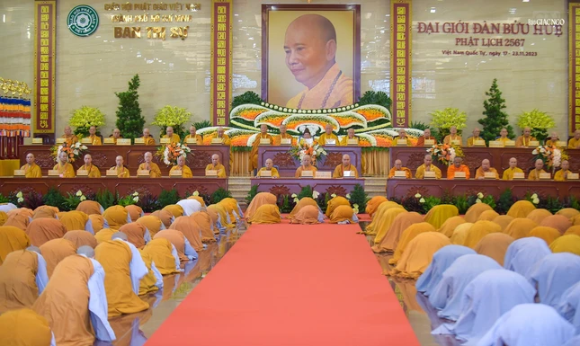 Giới tử đảnh lễ chư tôn giáo phẩm