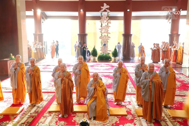 Hội đồng Thập sư Ni đảnh lễ Tam bảo