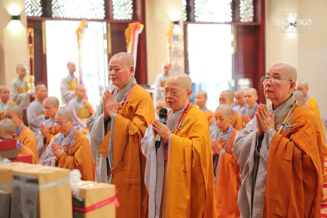 Ni trưởng Thích nữ Như Thảo báo cáo công tác tổ chức, điều hành giới đàn và phát biểu tri ân chư tôn đức giáo phẩm Tăng - Ni