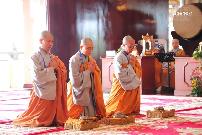 Giới tử tấn đàn thọ nhận giới pháp từ giới sư Ni