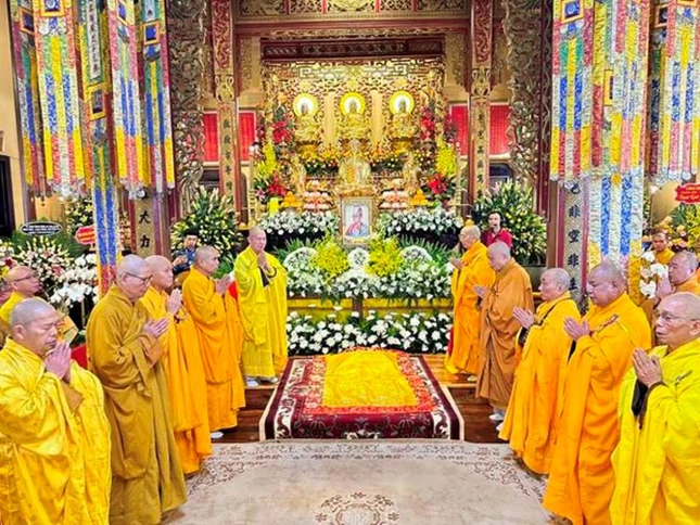 Chư tôn đứng tham dự lễ tưởng niệm