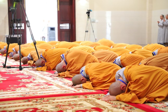 Giới tử đảnh lễ chư giới sư, Ban Điều hành...