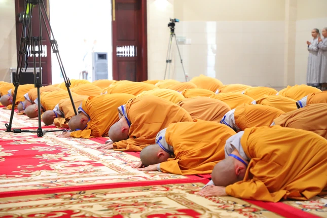 Giới tử đảnh lễ chư giới sư, Ban Điều hành...