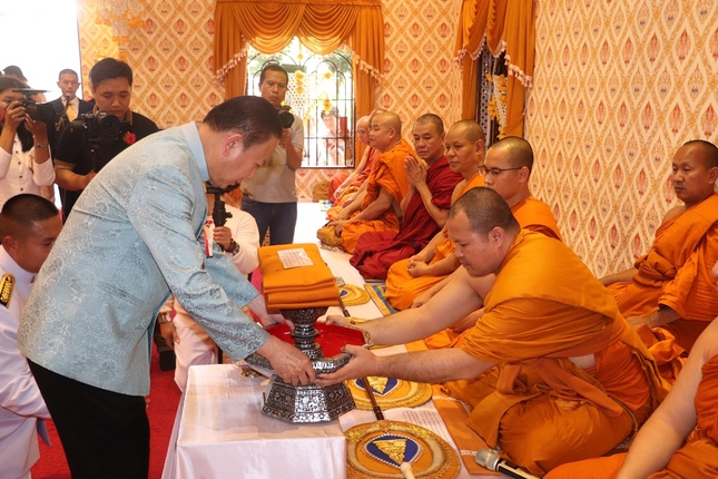 Ngài Sanan Angubolkul, Chủ tịch Hội Hữu nghị Thái - Việt cúng dường y Kathina của Quốc vương Thái Lan đến chư Tăng chùa HUệ Hưng Ngài Sanan Angubolkul, Chủ tịch Hội Hữu nghị Thái - Việt cúng dường y Kathina của Quốc vương Thái Lan đến chư Tăng chùa HUệ Hưng