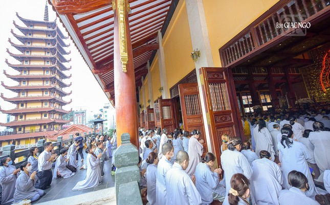 Hơn 600 giới tử xuất gia và tại gia cầu thọ giới Bồ-tát tại Việt Nam Quốc Tự trong Đại giới đàn Bửu Huệ Phật lịch 2567 do Ban Trị sự GHPGVN TP.HCM tổ chức