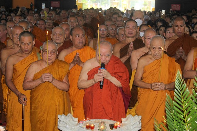 Chư Tăng niêm hương Tam bảo