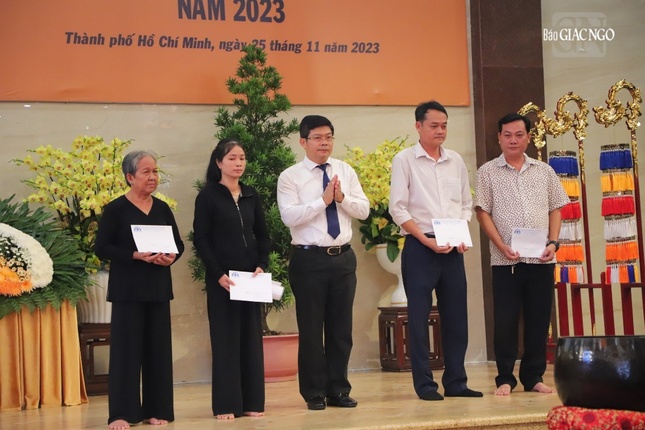 Ban An toàn Giao thông TP.HCM trao những phần quà đến các gia đình có người thân là nạn nhân tử vong do tai nạn giao thông