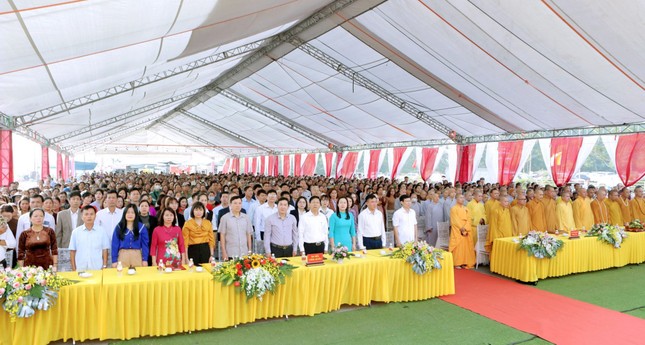 Chư tôn đức Tăng Ni, đại diện lãnh đạo chính quyền các cấp tham dự lễ